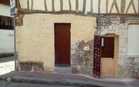 Façade du 17éme siècle  fortement dégradée  et très mal restaurée.